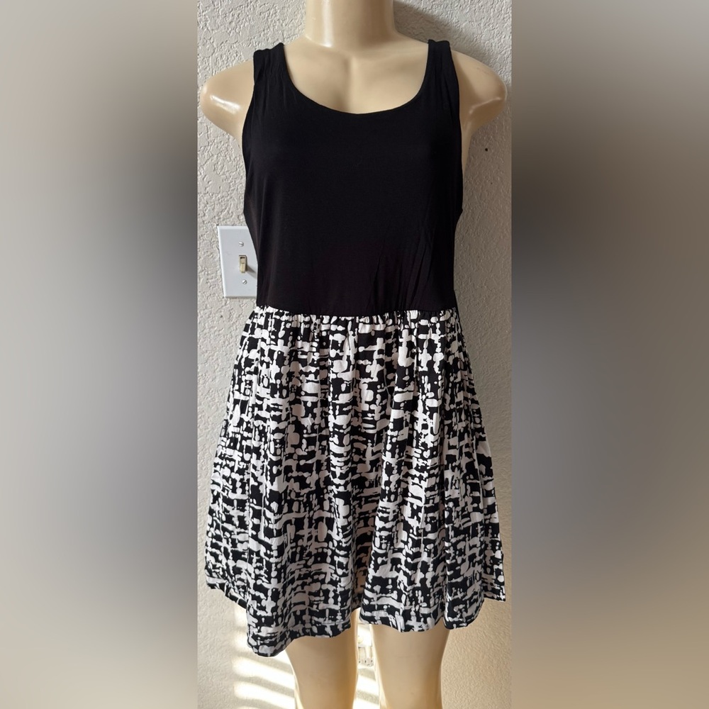 Vintage black and White Sleeveless Dress fit flare midi chic style 2000s y2k